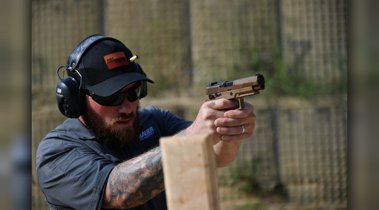 Schütze beim Schießtest der SIG Sauer P320-M17 Polymerpistole