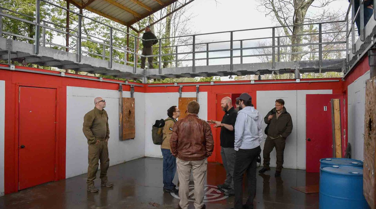 Das all4shooters Team im 360 Grad Shooting Room auf der Schießanlage der SIG Sauer Academy