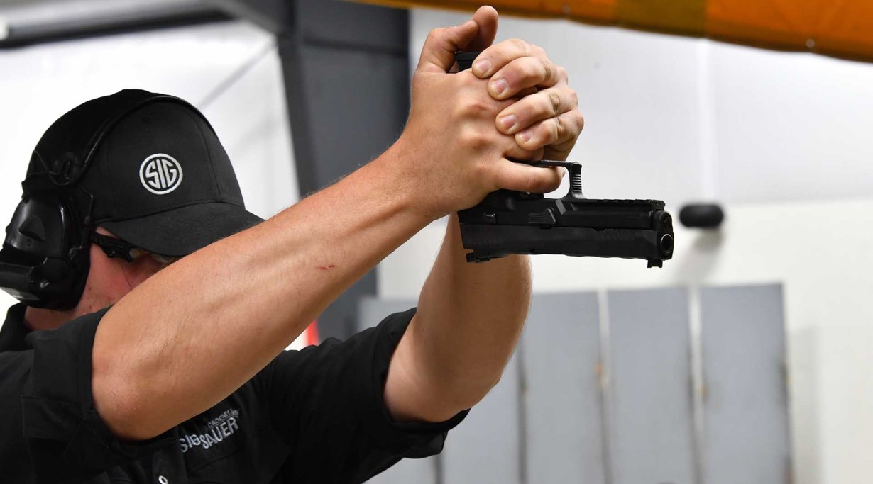 JC, Ausbilder der SIG Sauer Academy zeigt Handhabung einer Pistole