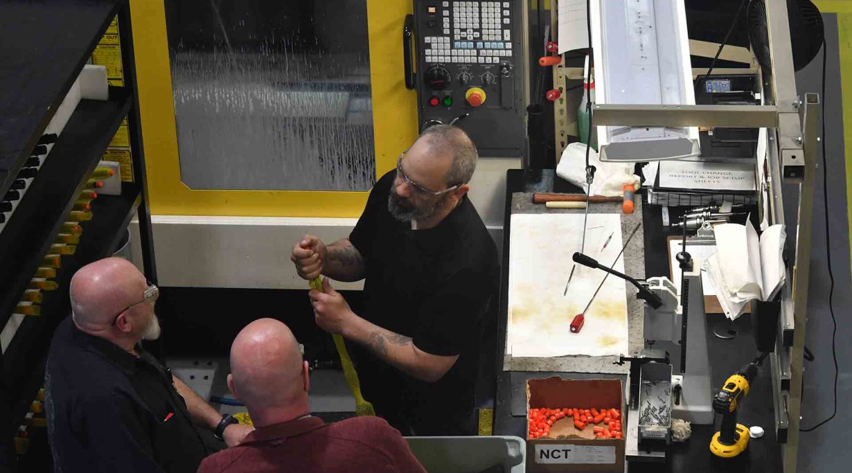 SIG Sauer Produktionsanlage: ein CNC-Automat läuft gerade