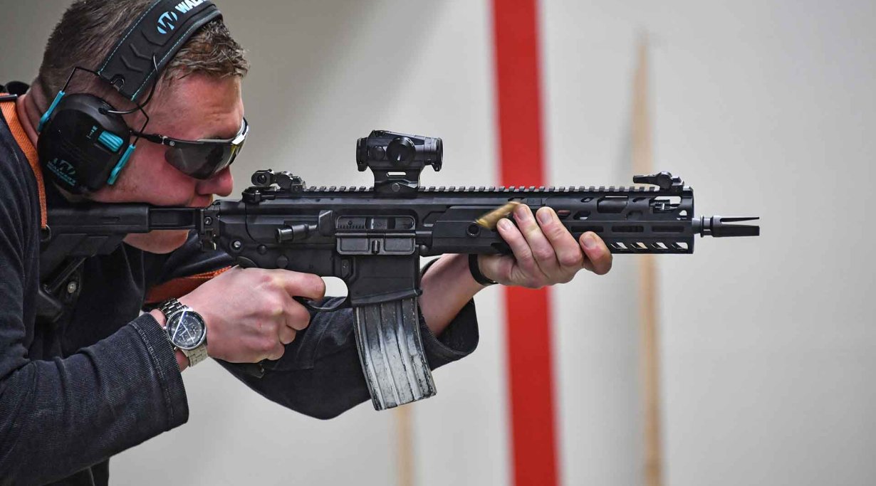 Schütze testet das SIG Sauer MCX Virtus SBR Selbstlagewehr mit kurzem Lauf