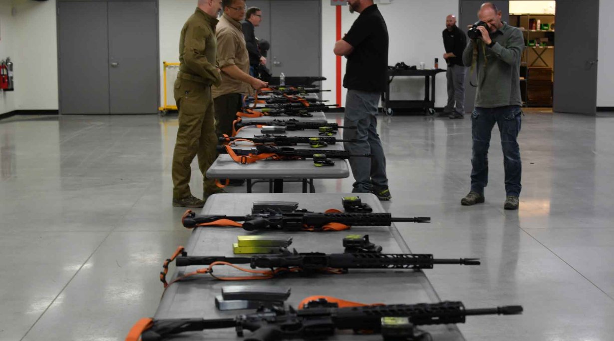 Eine Reihe von SIG Sauer MCX Virtus Selbstladegewehren in .223 Rem. für das Schießtraining in der SIG Sauer Academy.
