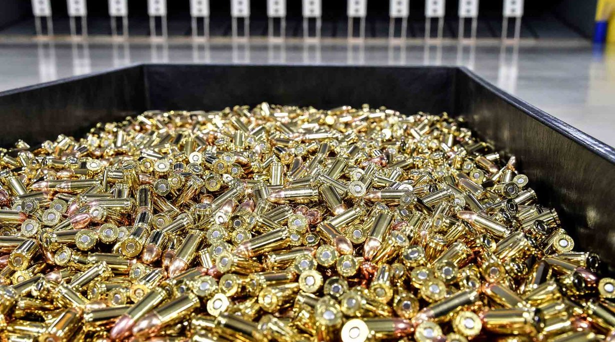SIG Sauer Munition in einer Kiste auf einem Indoor-Schießstand der SIG Sauer Academy