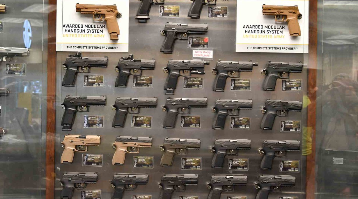 Varianten der modularen Pistole P320 im Pro Shop der SIG Sauer Academy