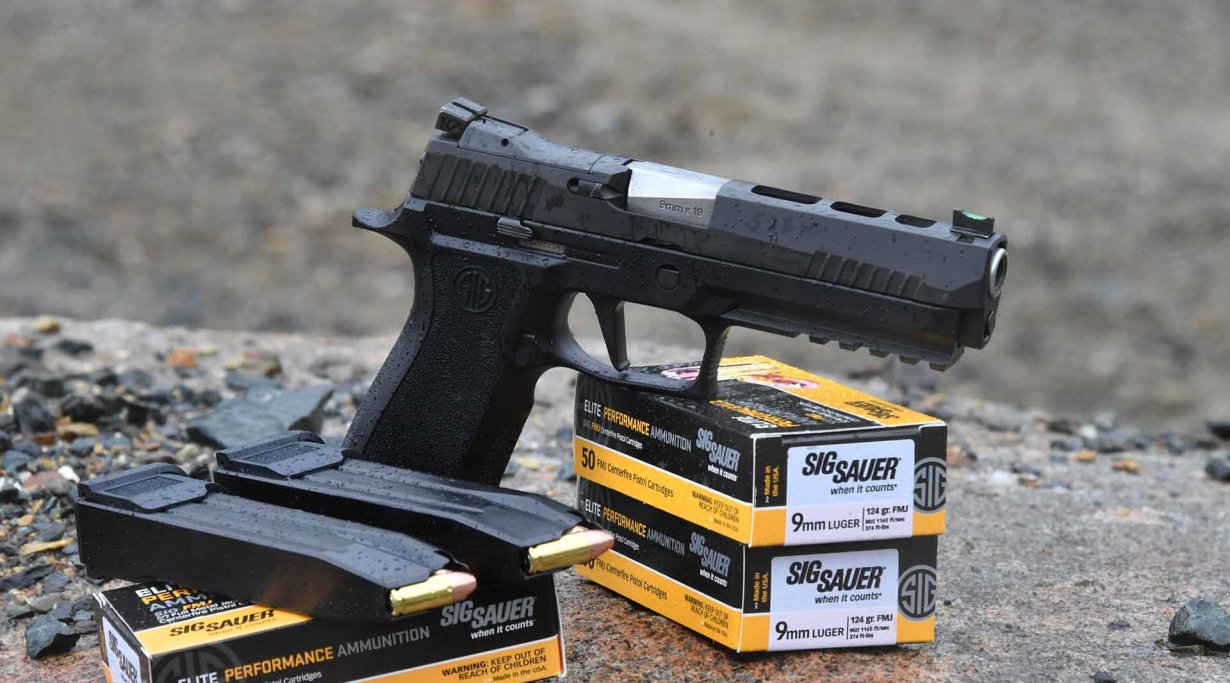 SIG Sauer P320 X-Five Pistole neben geladenen Magazinen und SIG Sauer 9mm Elite Performance 124grs FMJ Munition 
