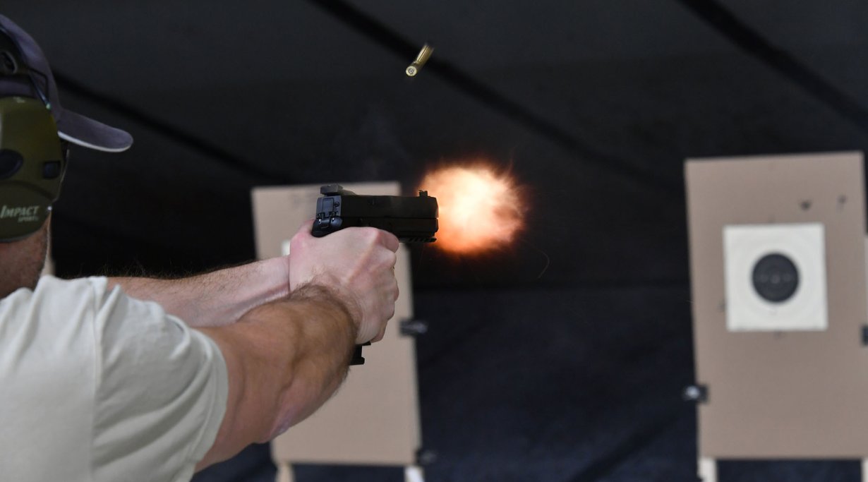 Schütze testet die Pistole SIG Sauer P320 X-Five auf einem Schießstand in der SIG Sauer Academy