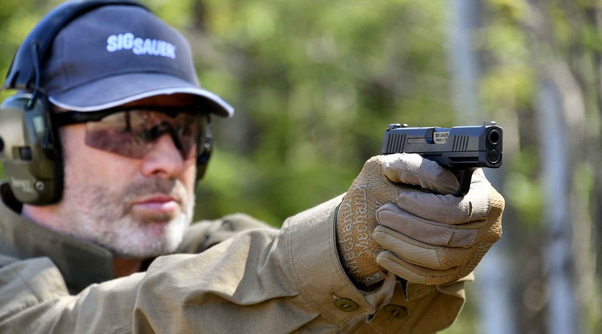 Schütze testet die subkompakte 9 mm Pistole SIG Sauer P365