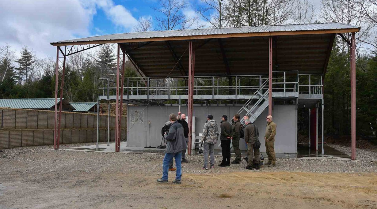 Schüler vor dem 360° Shooting Room auf der SIG Sauer Academy Schießanlage