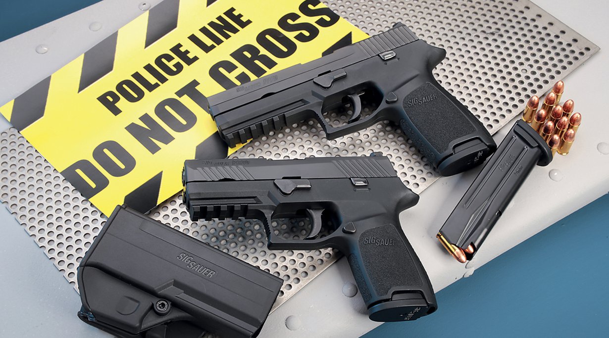 Pistolen von der linken Seite mit Holster