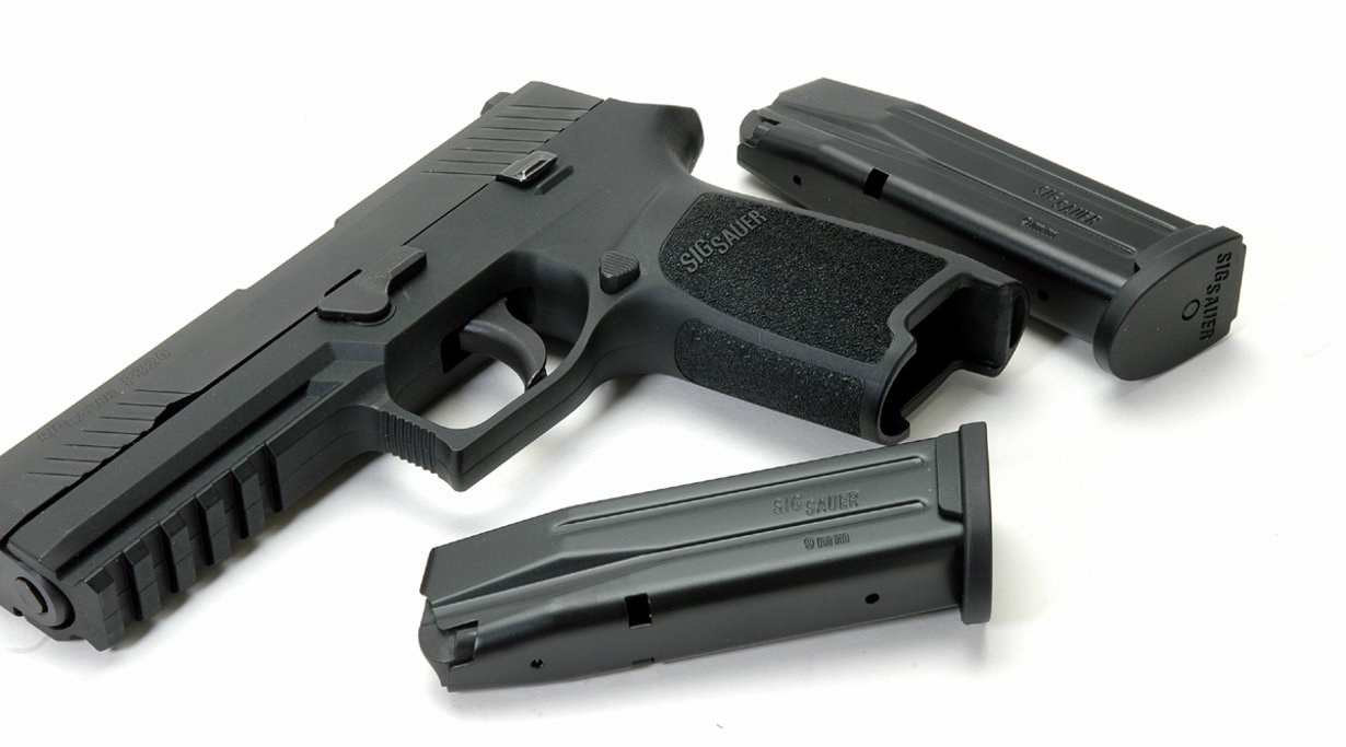 Pistole mit Magazinen