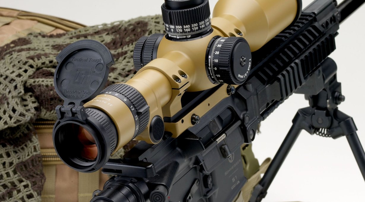 Hensoldt ZF 3,5-26 x 56 mm FF auf Jagdbüchse 5,56 M4 montiert.