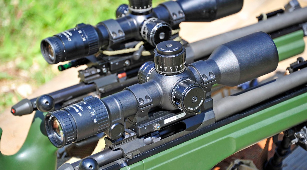 Zwei verschiedene Zielfernrohre nebeneinander.