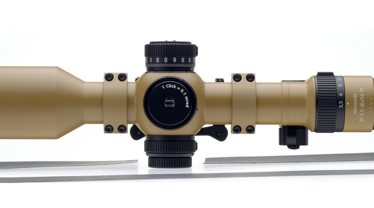 Zielfernrohr in Mattbeige nach links gerichtet.