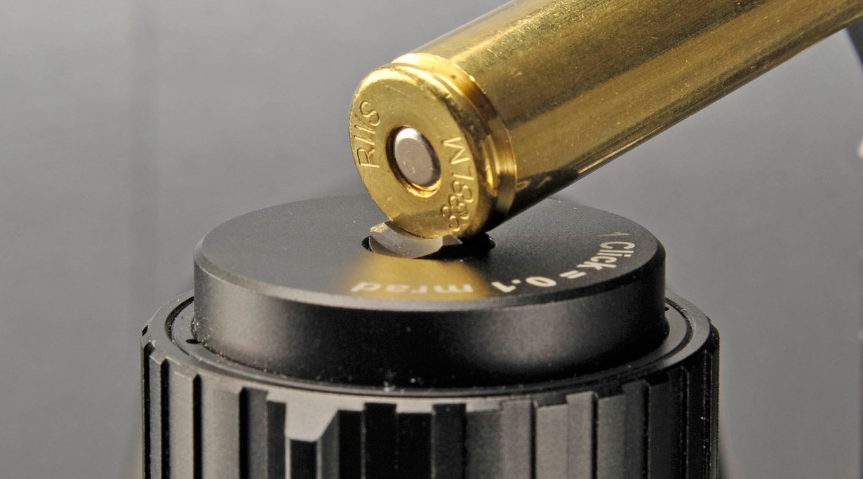 Entriegelung der Türme der Nullpunktjustierung mit einem Hülsenrand.