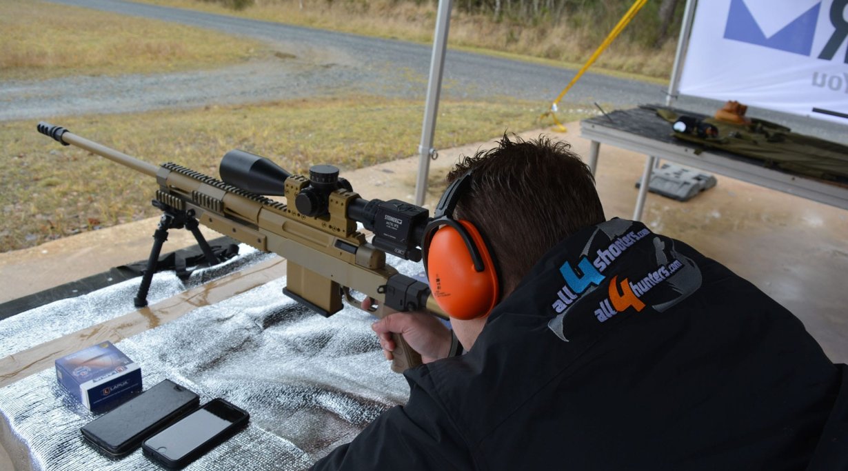 Long-Range-Event zur Präsentation des Steiner M7Xi Alex Losert mit Steiner M7Xi auf Haenel RS9 von hinten am Schießstand.