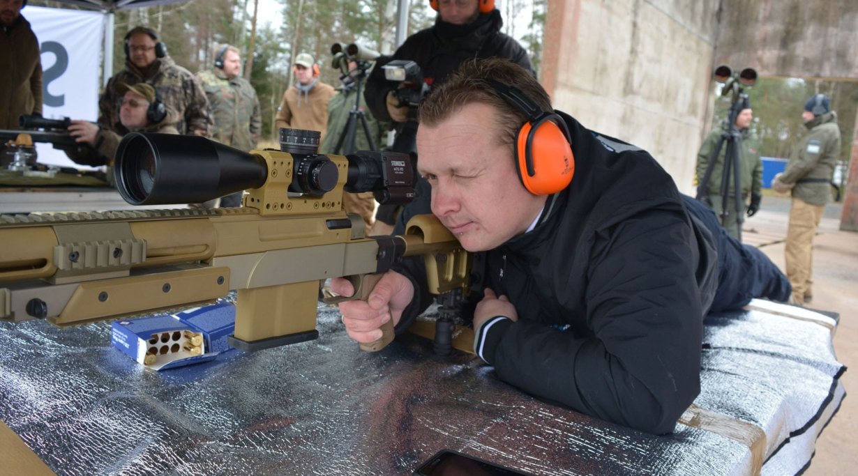 Long-Range-Event zur Präsentation des Steiner M7Xi Sportschütze beim Long-Range-Schießen mit Steiner M7Xi auf Haenel RS9 von vorne am Schießstand.