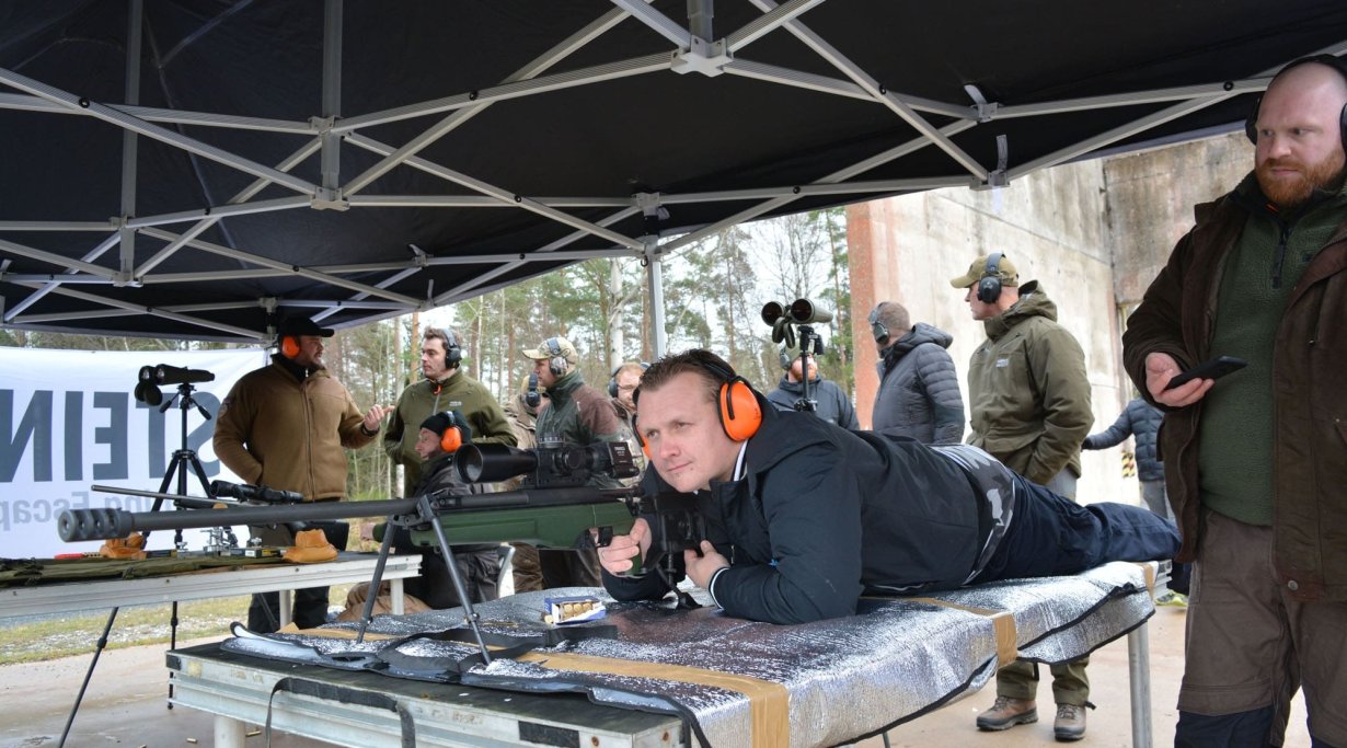 Long-Range-Event zur Präsentation des Steiner M7Xi Long-Range-Schütze mit Steiner M7Xi Zielfernrohr auf Sako TRG von hinten am Schießstand.
