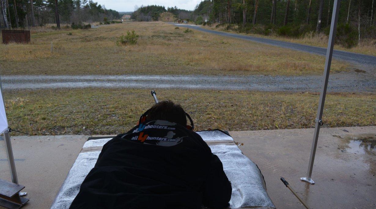 Long-Range-Event zur Präsentation des Steiner M7Xi Sportschütze liegt am Long-Range-Schießstand, vor ihm das Ziel in 1.000 m Entfernung.