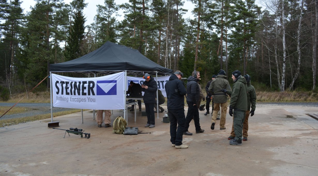 Die teilnehmenden Journalisten des Long-Range-Events zur Präsentation des Steiner M7Xi Zielfernrohrs an einem Pavillon mit Steiner-Bannern.