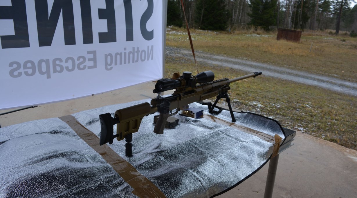 Long-Range-Event zur Präsentation des Steiner M7Xi Haenel RS 9 und das Steiner M7Xi auf einem Tisch.