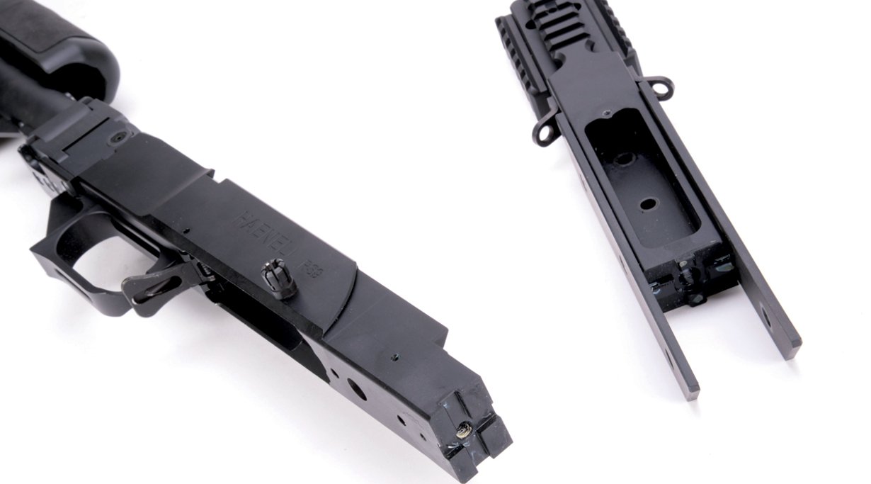 Blick auf die Schnittstelle zwischen Hinter- und Vorderpartie des zweiteiligen Leichtmetallträgers.