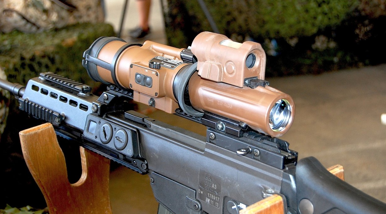 Tag der Bundewehr 2016: Zielgerät Hensoldt ZO 4x30 mit einem Nachtsichtvorsatz und einem Reflexvisier.
