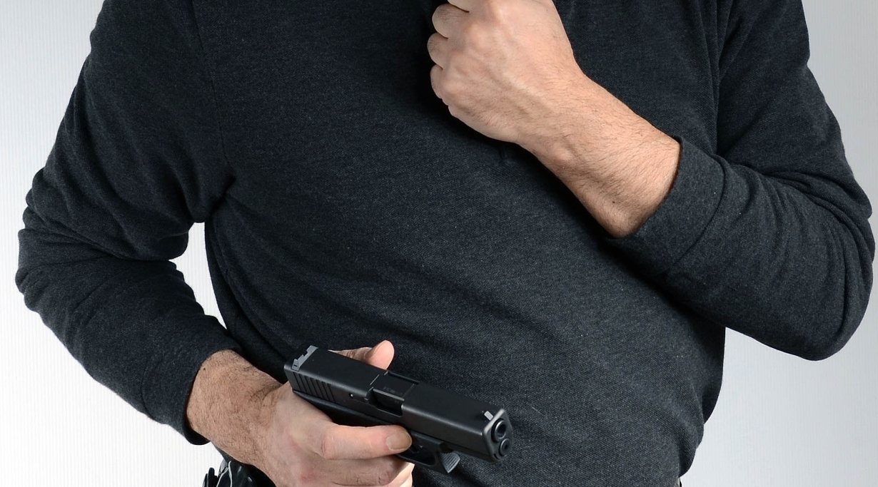 Pistole aus dem Holster ziehen