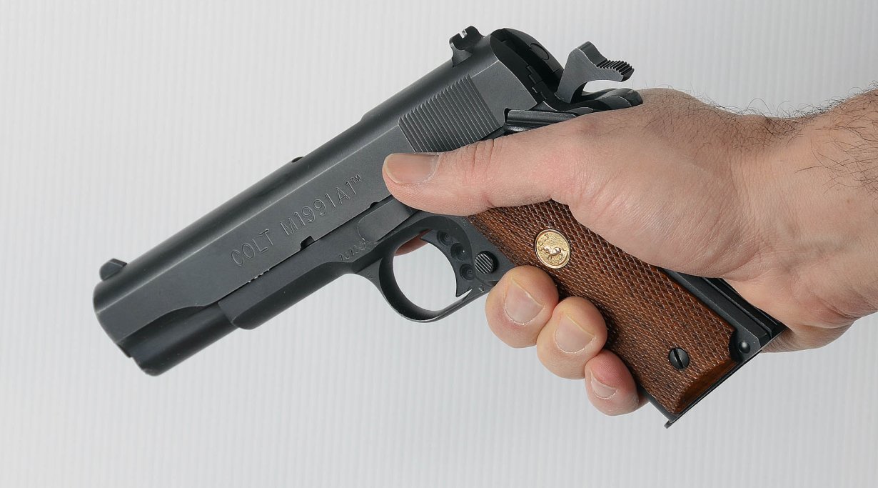 Pistole aus dem Holster ziehen