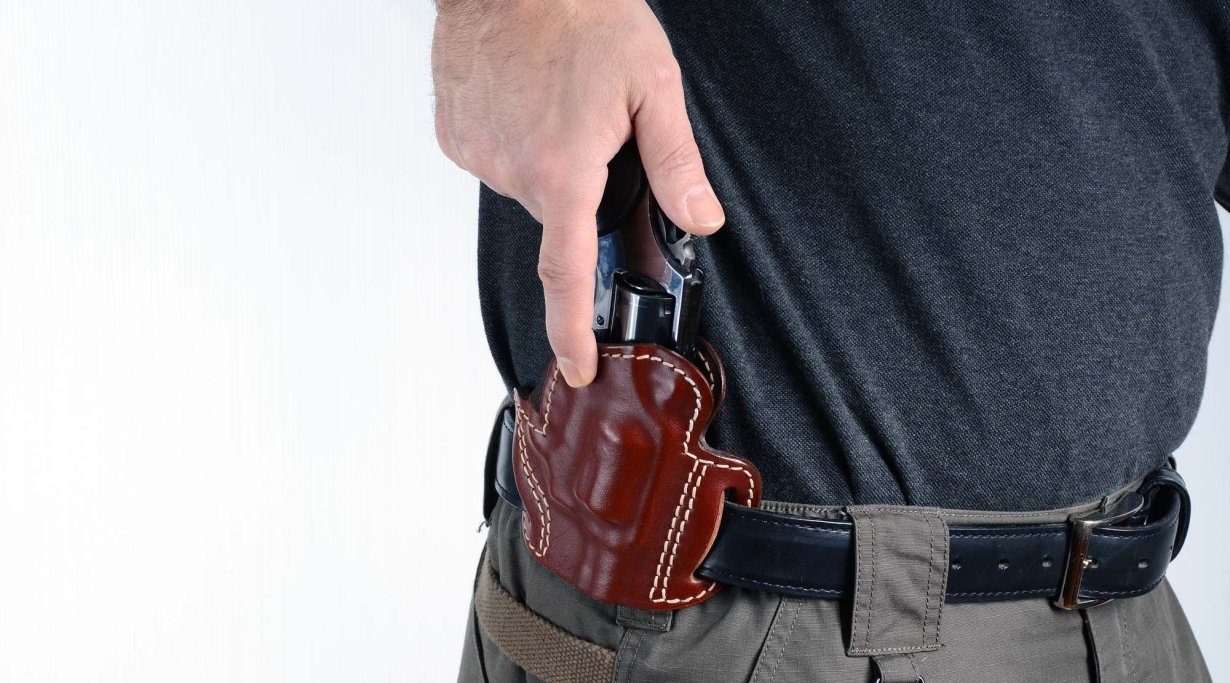 Revolver aus dem Holster ziehen