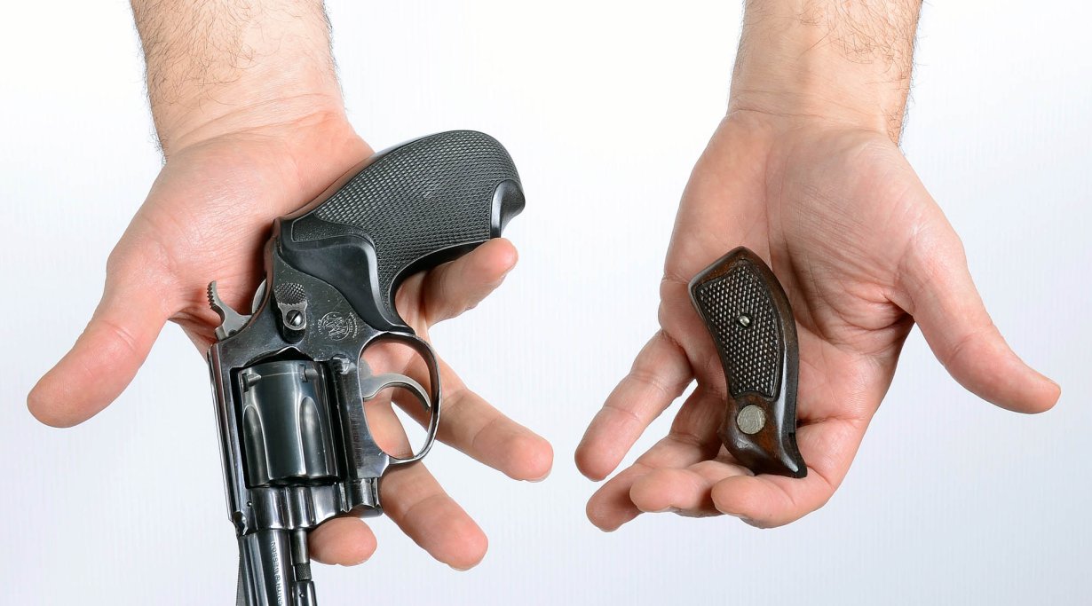 Revolver aus dem Holster ziehen