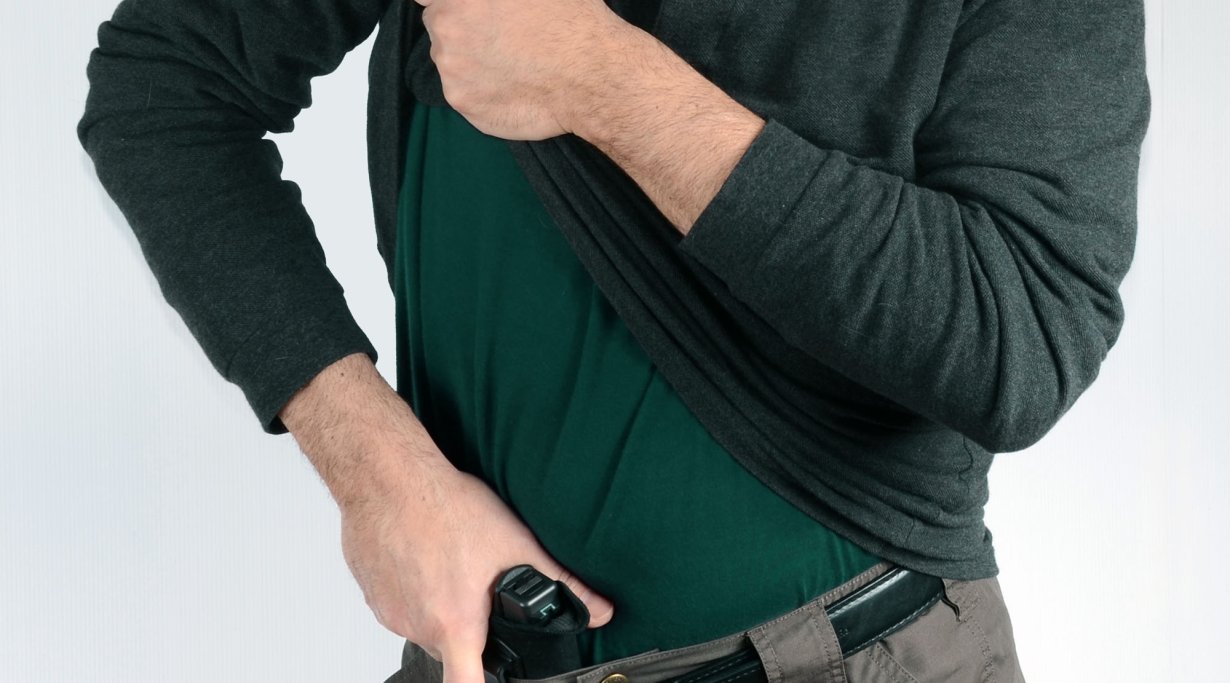 Pistole aus dem Holster ziehen