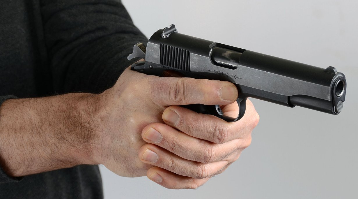 Pistole aus dem Holster ziehen