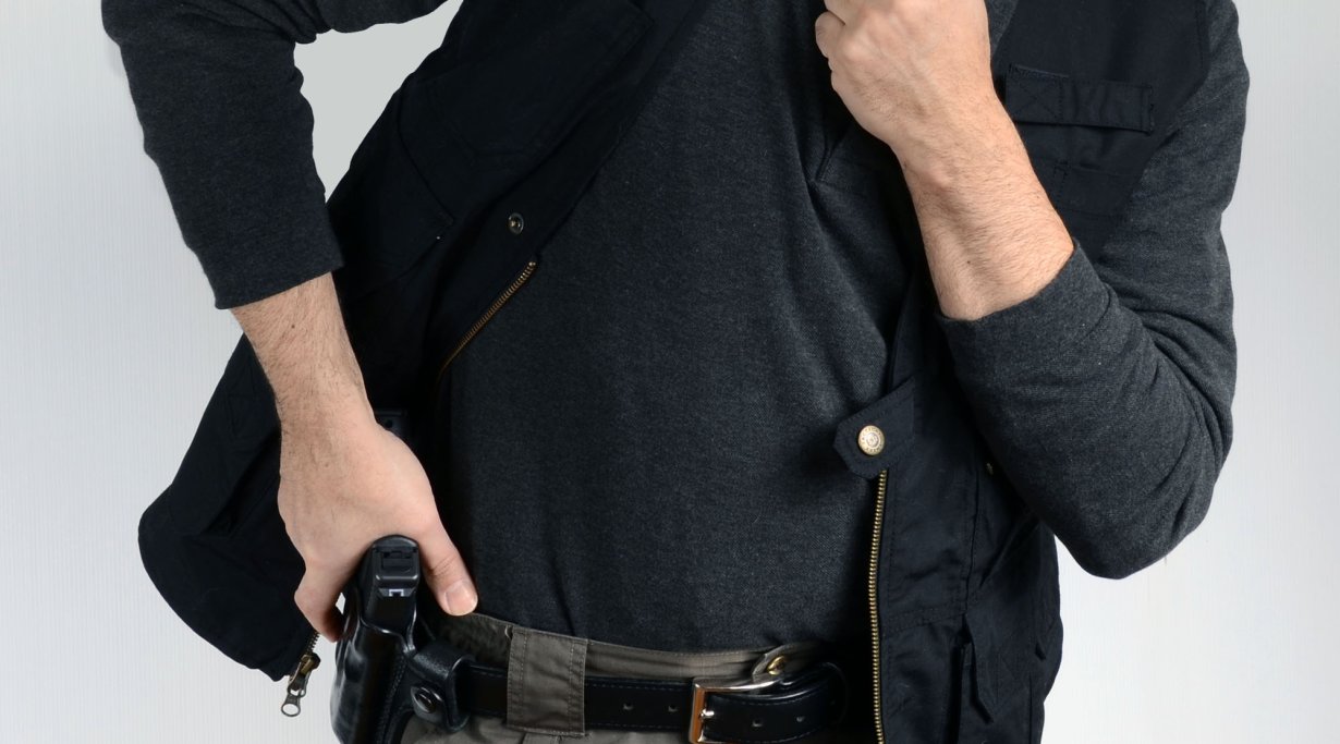 Pistole aus dem Holster ziehen