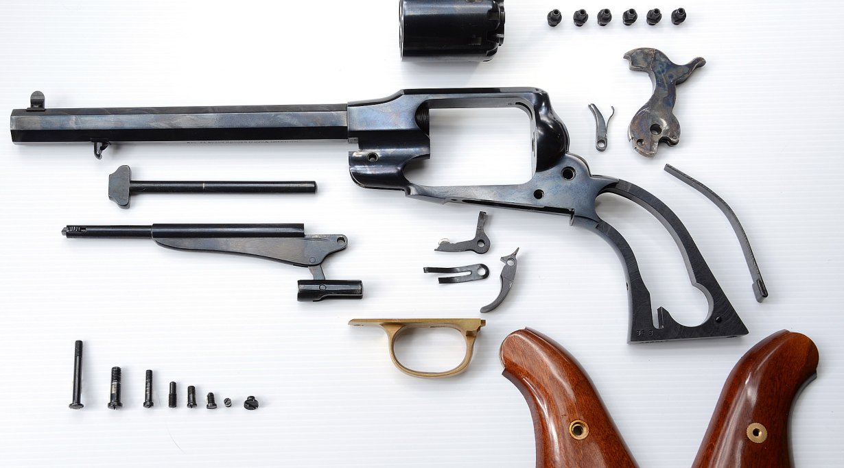 Revolver Remington 1858 New Model Army in seinen Einzelteilen
