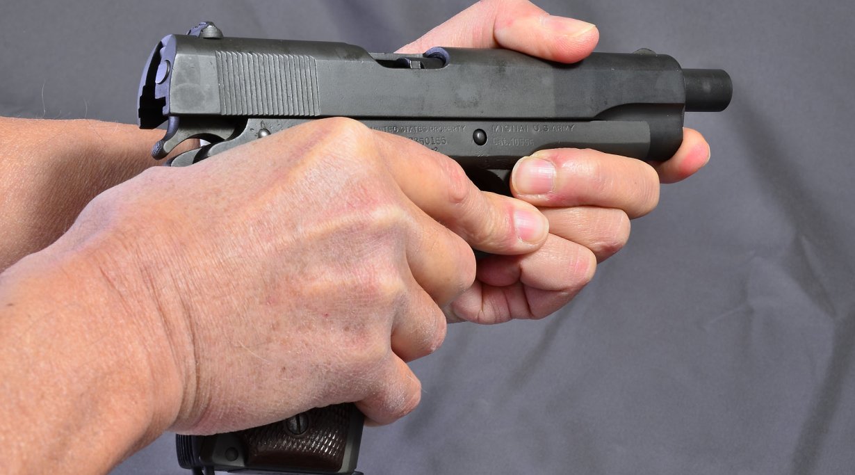 Technik - richtiges Zurückziehen des Pistolen-Schlittens