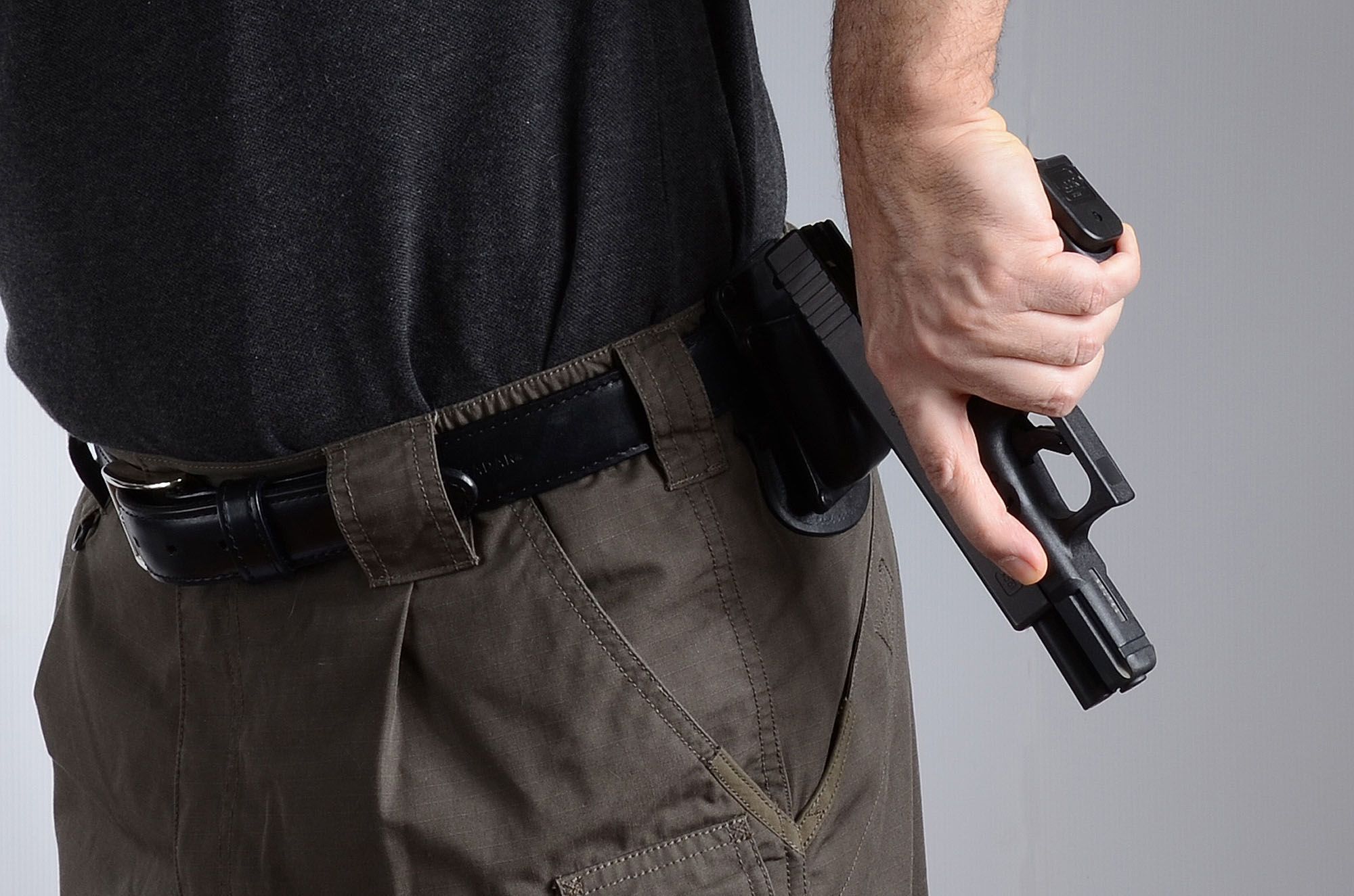 pistole: Fotostrecke: richtiges Zurückziehen des Pistolen-Schlittens