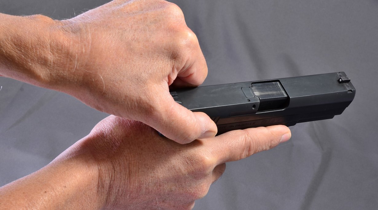 Technik - richtiges Zurückziehen des Pistolen-Schlittens