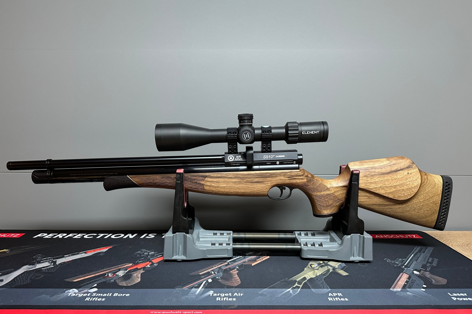 luftgewehre: Das britische Pressluftgewehr Air Arms S510 Carbine im Test: Nur 97 cm lang, leicht, handlich und hochpräzise. luftgewehre: Das britische Pressluftgewehr Air Arms S510 Carbine im Test: Nur 97 cm lang, leicht, handlich und hochpräzise.