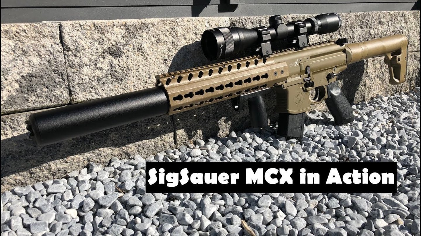 SIG Sauer MCX Co2-Gewehr Die ist in einem SIG Sauer MCX Co2-Gewehr im 45 Grad Winkel vor einer Mauer aufgestellt, um einen guten Gesamtüberblick zu bieten.