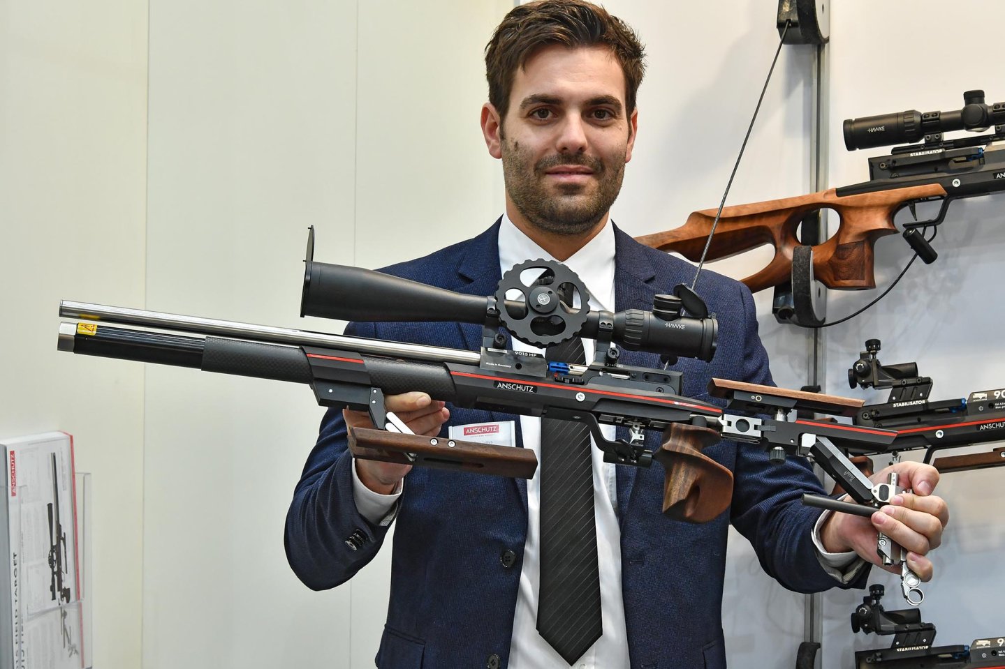 Mann mit Anschütz Luftdruckgewehr