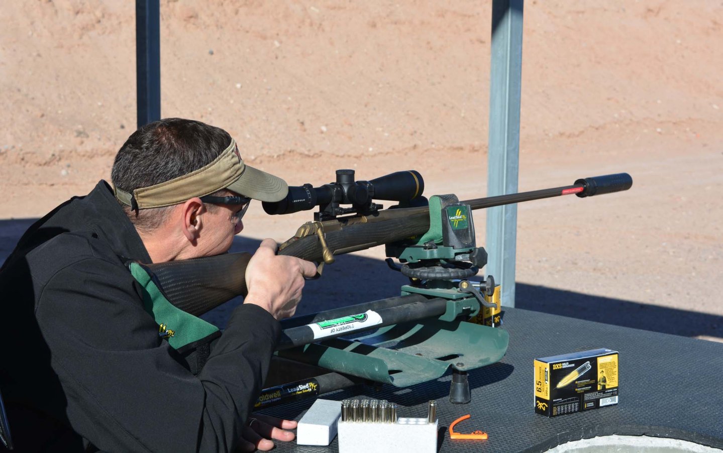 Schütze schiesst Präzisionsgewehr Browning X-Bolt Pro Long Range auf Schiessstand