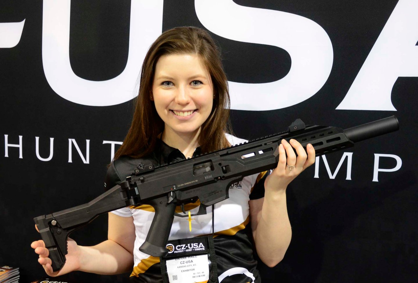 CZ Scorpion Karabiner Der CZ Scorpion EVO-3 S1 mit Schalldämpfer-Attrappe wird in die Kamera gehalten.