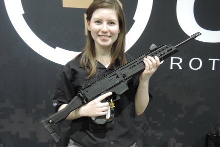 CZ Scorpion Karabiner Der CZ Scorpion EVO-3 S1 mit Mündungsbremse wird in die Kamara gehalten.