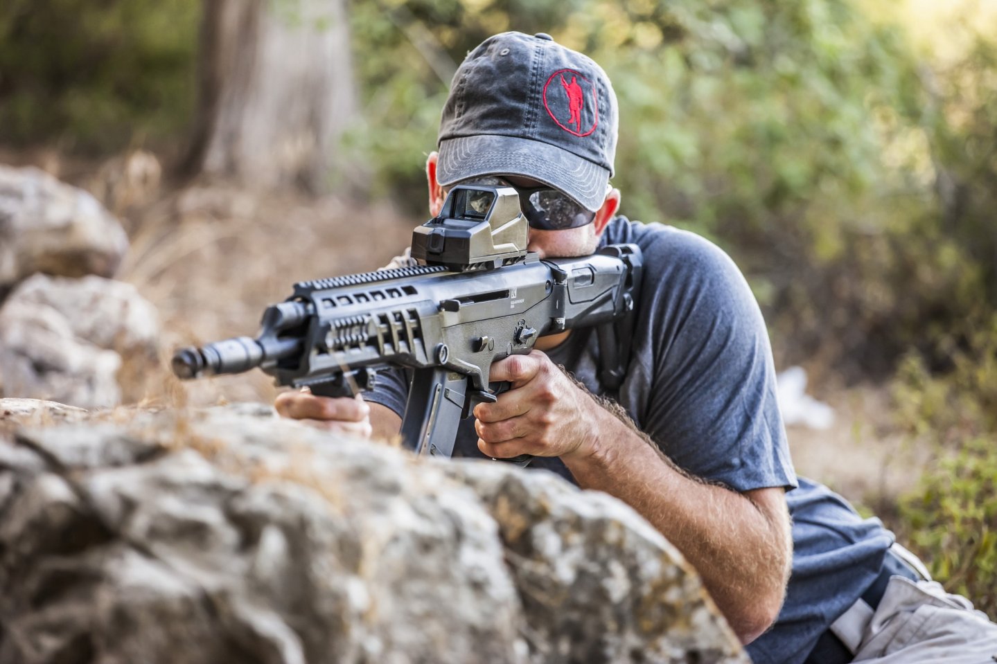 Kalaschnikow AK-Alfa Kalaschnikow AK-Alfa im Anschlag.