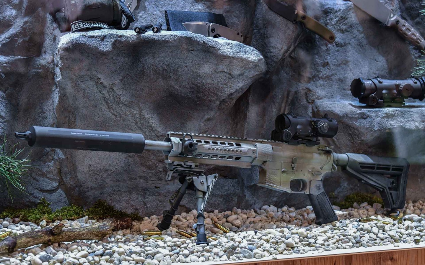 Oberland Arms: Neuheiten 2018 – neue Gewehre und Zubehör AR-Selbstladebüchse von Oberland Arms mit OA-KDA Schalldämpfer