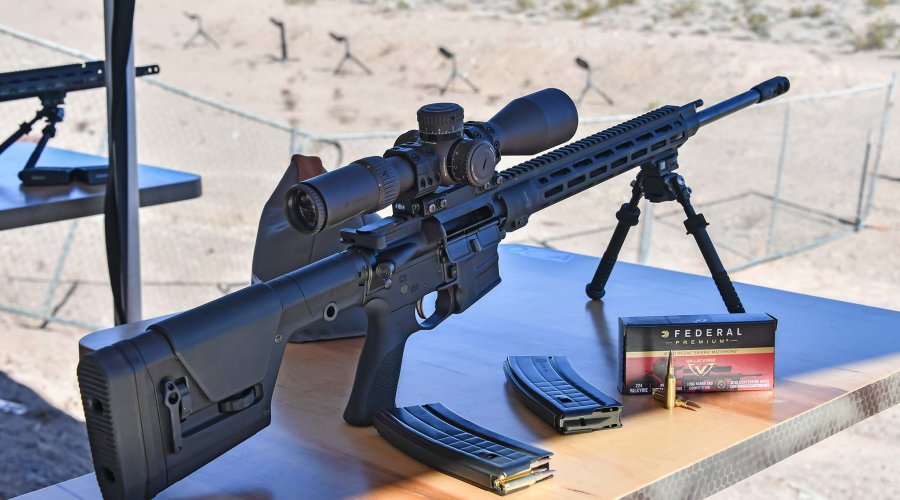 Savage Arms Selbstladebüchse MSR 15 in .224 Valkyrie Vollaufnahme montiert auf Zweibein.