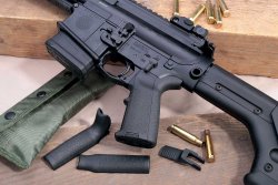Test & Technik: SIG Sauer 716 DMR Sport in .308 Winchester Der Pistolengriff des SIG Sauer 716 DMR Sport in .308 Winchester