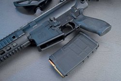 Test: SIG Sauer 716 Patrol Selbstladebüchse in .308 Winchester Magazintaste SIG Sauer 716 Patrol