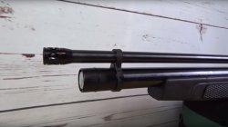 Test + Video: GAMO Coyote Black Pressluftgewehr Im Bild zu sehen ist die Laufmündung des GAMO Coyote Black Luftgewehrs sowie die integrierte Druckanzeige der Pressluftkartusche.