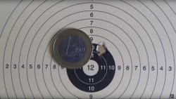 Test + Video: GAMO Coyote Black Pressluftgewehr Ein Schussbild, das kleiner als eine 1-Euro-Münze ist, zeigt die Präzision des Pressluftgewehrs GAMO Coyote Black auf.